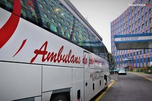 Ambulans krwiodawstwa pod siedzibą katowickiej komendy wojewódzkiej.