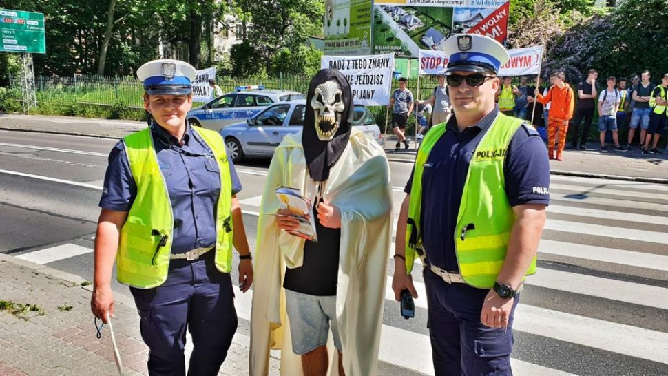 Policjanci z ruchu drogowego bielskiej komendy z uczestnikiem akcji przebranym za kostuchę