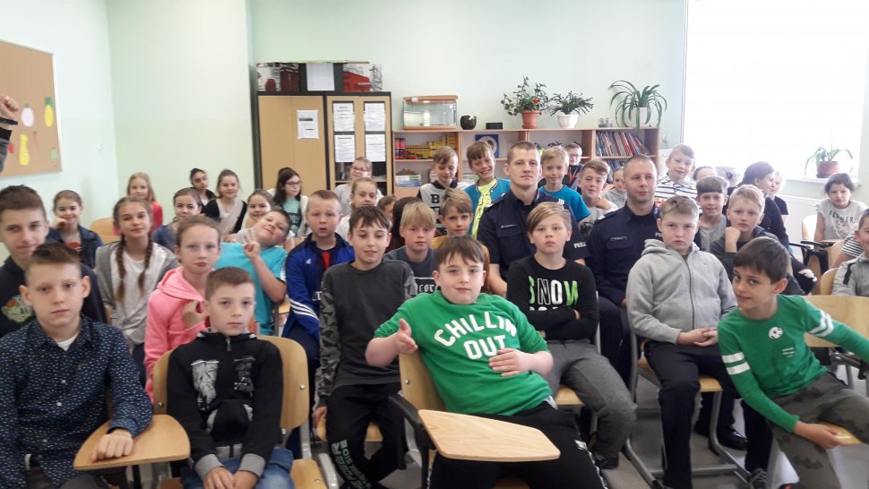 Dzielnicowi z Komisariatu Policji w Czechowicach-Dziedzicach prowadzą lekcje wychowawcze w zabrzańskiej podstawówce
