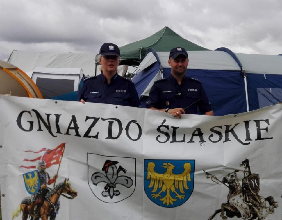 Policjanci trzymają baner Gniazda Śląskiego