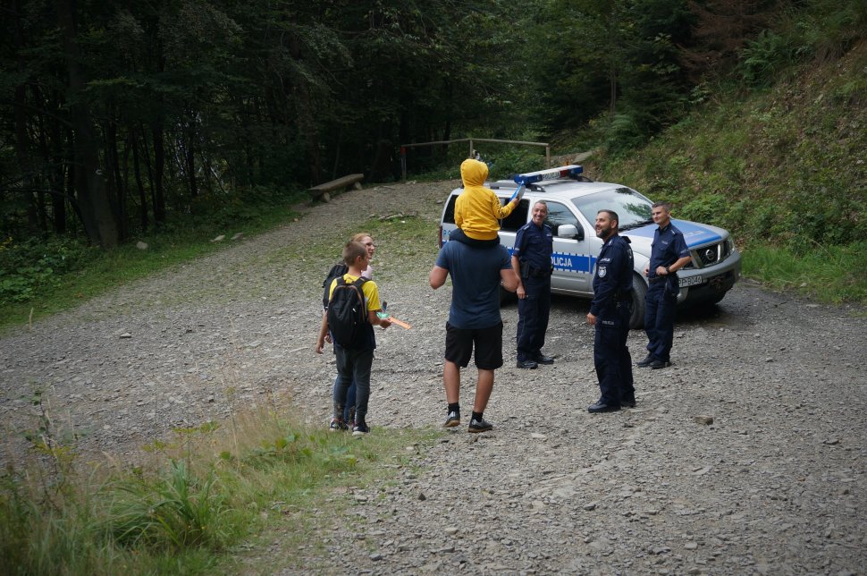 Policjanci rozmawiają z turystami na szlaku w górach - Beskidy.
