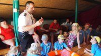 policjant prowadzący prelekcję z dziećmi