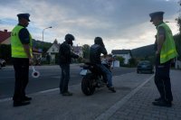 Policjanci kontrolują motocyklistę w czasie akcji &quot;Stop brawurze&quot;
