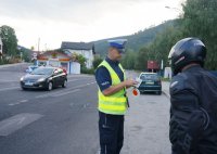 Policjant kontroluje motocyklistę w czasie akcji &quot;Stop brawurze&quot;