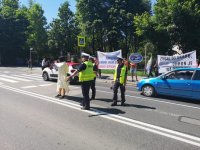 Policjanci i uczestnicy akcji podczas zatrzymywania pojazdów do kontroli drogowej