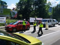 Policjanci i uczestnicy akcji podczas kontrolowania kierujących pojazdami