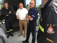 Zastępca Komendanta Miejskiego Policji w Bielsku-Białej podczas omawiania efektów ćwiczeń ze strażakami PSP i pracownikami komendy.