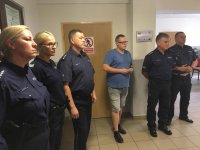 Policjantki i policjanci stoją w recepcji trzeciego komisariatu w Bielsku-Białej.