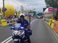 Policjant z ruchu drogowego na motocyklu.