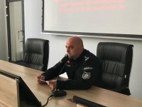 I Zastępca Komendanta Miejskiego Policji w Bielsku-Białej mł. insp. Dariusz Zajda prowadzi odprawę do meczu.