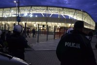 Dowódca policyjnej drużyny obserwuje okolice stadionu.