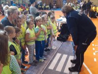 Policjantka rozmawia z przedszkolakami.