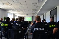 Policjanci podczas odprawy służbowej do meczu piłkarskiego.