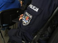 Naszywka z napisem Komenda Miejska Policji w Bielsku-Białej na rękawie policyjnego munduru.