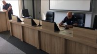 I Zastępca Komendanta Miejskiego Policji w Bielsku-Białej wraz z Naczelnikiem Wydziału Sztab Policji prowadzą odprawę do służby przed meczem.