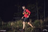 Asp. szt. Marek Jurzak podczas biegu górskiego. Zdjęcie wykonane w nocy.
