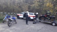 Policjanci i Strażacy przygotowują quada i motocykle służbowe do działań w lesie.