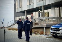 Komendant Miejski Policji w Bielsku-Białej przyjmuje meldunek.