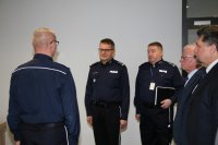 Złożenie meldunku Zastępcy Komendanta Wojewódzkiego Policji w Katowicach podczas odprawy rocznej w bielskiej komendzie.