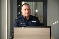 Naczelnik Wydziału Ruchu Drogowego KMP w Bielsku-Białej referuje roczną pracę wydziału.