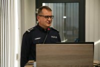 Zastępca Komendanta Wojewódzkiego Policji w Katowicach Artur Bednarek podczas wystąpienia na odprawie rocznej w KMP w Bielsku-Białej 2020 r.