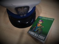 Policyjna czapka i książeczka pt. Kodeks dla Ciebie