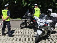 Policjanci kontrolują motocyklistę.