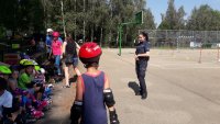 policjanci podczas spotkania z dziećmi i młodzieżą
