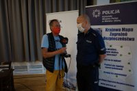 Kierownik Posterunku Policji w Wilkowicach udziela wywiadu reporterowi radiowemu.